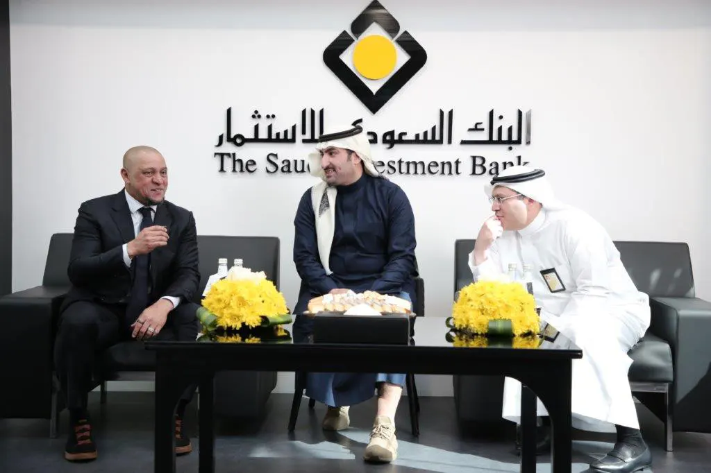 جانب من زيارة النجم روبيرتو كارلوس الى مقر الإدارة العامة في الرياض