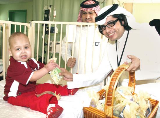  نواف العقلا أثناء توزيع الهدايا على الأطفال المرضى