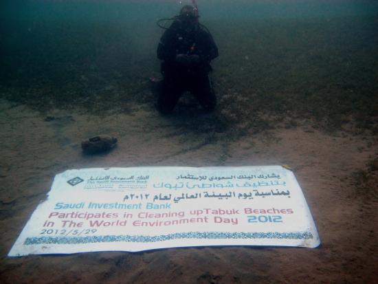  نواف العقلا أثناء توزيع الهدايا على الأطفال المرضى