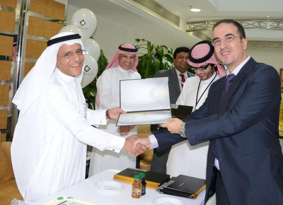  الزميل فهد إسحاق يستلم شهادة الشكر من المدير العام