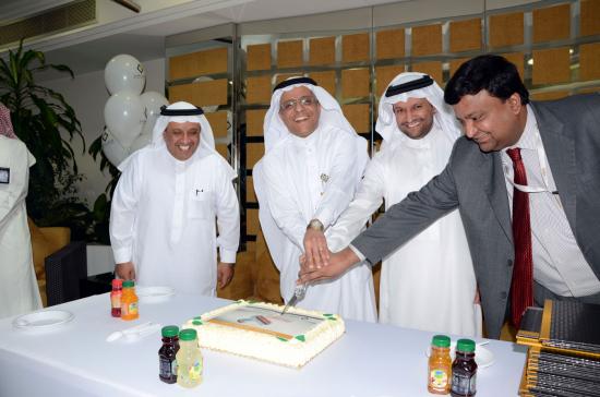  الزميل فهد إسحاق يستلم شهادة الشكر من المدير العام