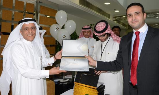  الزميل فهد إسحاق يستلم شهادة الشكر من المدير العام