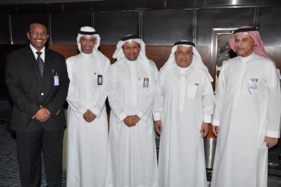  حفل معايدة موظفي البنك في عيد الفطر ، من اليمين إلى اليسار : نايف البلوشي ، زكريا المرهون ، إياد عبدالباقي