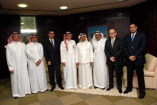  محمد عبده مع موظفي البنك السعودي للاستثمار