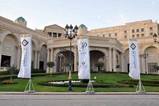  المدخل الرئيسي لمعرض المقتنيات العالمية الفاخرة في فندق الريتز كارلتون برعاية البنك السعودي للاستثمار