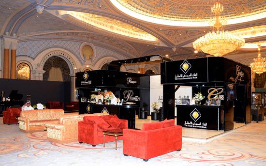  المدخل الرئيسي لمعرض المقتنيات العالمية الفاخرة في فندق الريتز كارلتون برعاية البنك السعودي للاستثمار