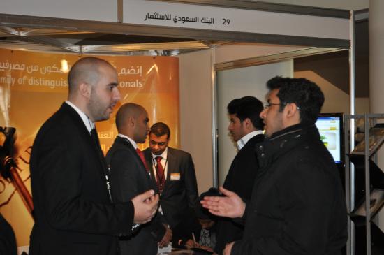  مجموعة من المرشحين ينتظرون حلول دورهم للسؤال عن البنك السعودي للاستثمار ولمعرفة الفرص الوظيفية المتاحة