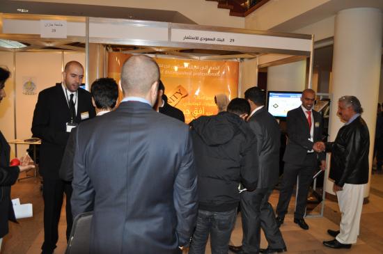  مجموعة من المرشحين ينتظرون حلول دورهم للسؤال عن البنك السعودي للاستثمار ولمعرفة الفرص الوظيفية المتاحة