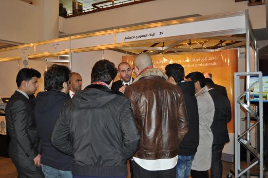  مجموعة من المرشحين ينتظرون حلول دورهم للسؤال عن البنك السعودي للاستثمار ولمعرفة الفرص الوظيفية المتاحة