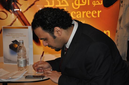  مجموعة من المرشحين ينتظرون حلول دورهم للسؤال عن البنك السعودي للاستثمار ولمعرفة الفرص الوظيفية المتاحة