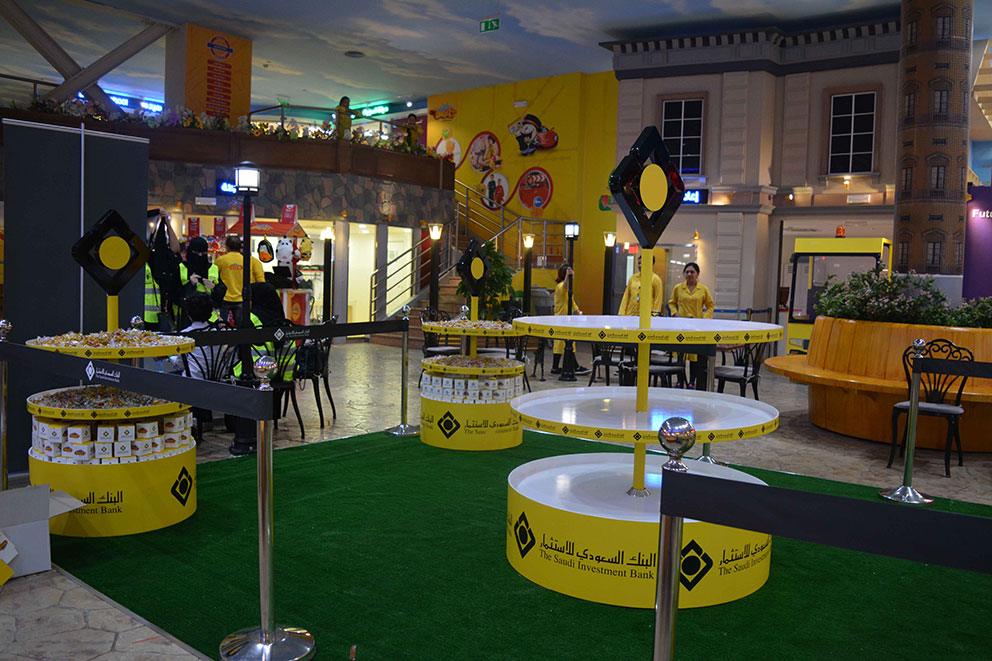 أبناء موظفي البنك يجهزون هدايا العيد في مدينة مينوبوليس لأبناء جمعية  - إنسان